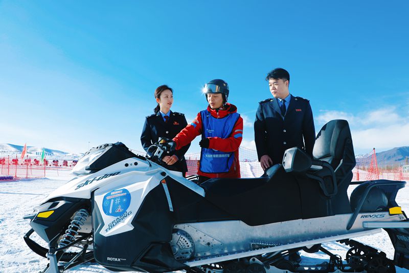 222图为 温泉县税务局组织干部走进温泉越野滑雪场，了解企业经营情况及涉税诉求，讲解实用财务管理要点，精准护航企业合规经营_副本.jpg