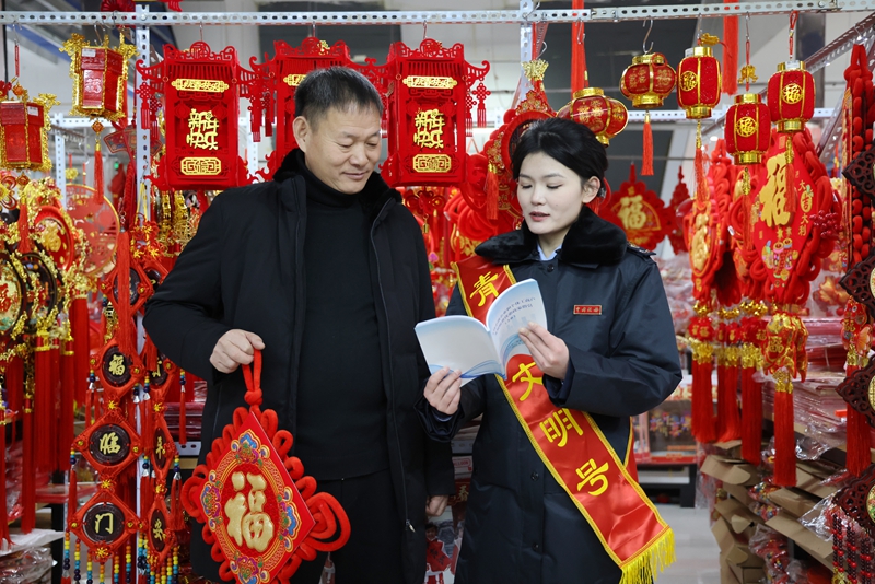 春节前夕，国家税务总局轮台县税务局干部走进轮台县年货节现场宣传税费优惠政策(拍摄者：苏宇)_副本.jpg