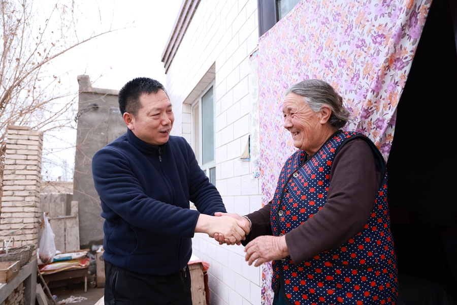 图为：在村委会图书室，田拥军带领村委会成员学习党的创新理论（摄影者：程柏涛） (2)_副本.jpg