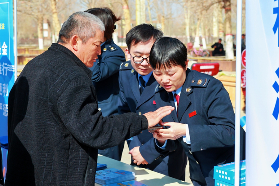 2026年4月，博湖县税务局干部在税收宣传月活动现场，立足纳税人缴费人需求，细致讲解税费优惠政策与办税流程，普及税法知识，切实把政策红利转化为民生实效。 (11)_副本.jpg