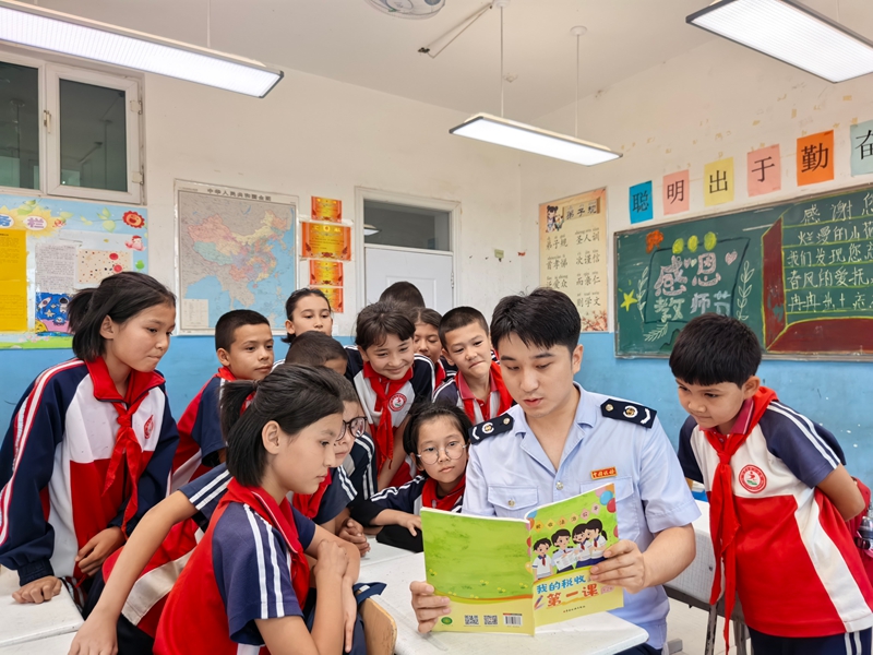 且末县税务局赴且末县第九小学开展“税法开学第一课”活动，厚植青少年税收法治观念（拍摄者薛辉）_副本.jpg