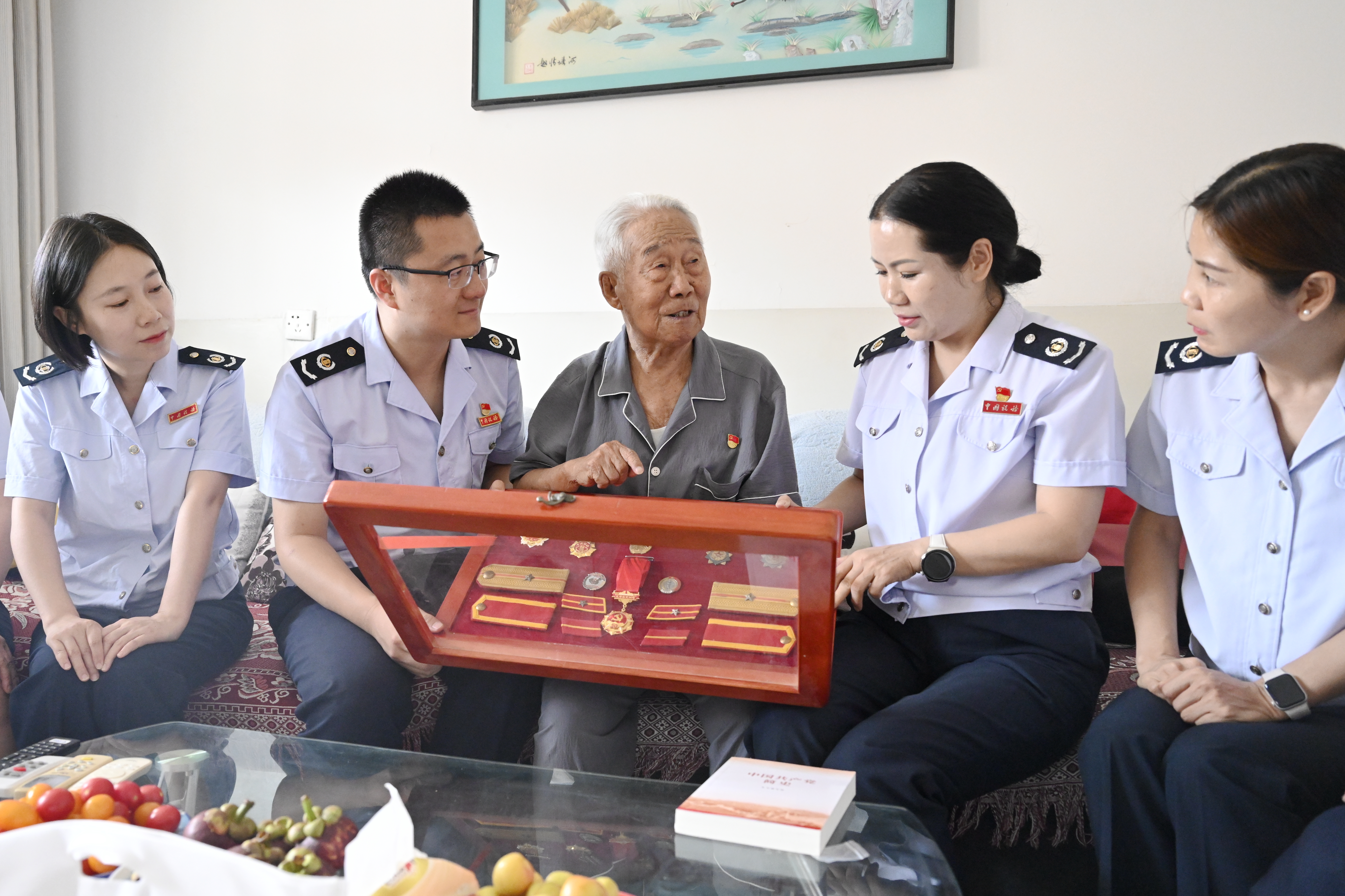 哈密市伊州区税务局走访慰问税务军转干部，作为曾经的革命老兵和税务离退休干部，讲述了军功章背后的故事，赓续红色血脉，传承革命精神。拍摄者：高雅。.jpg
