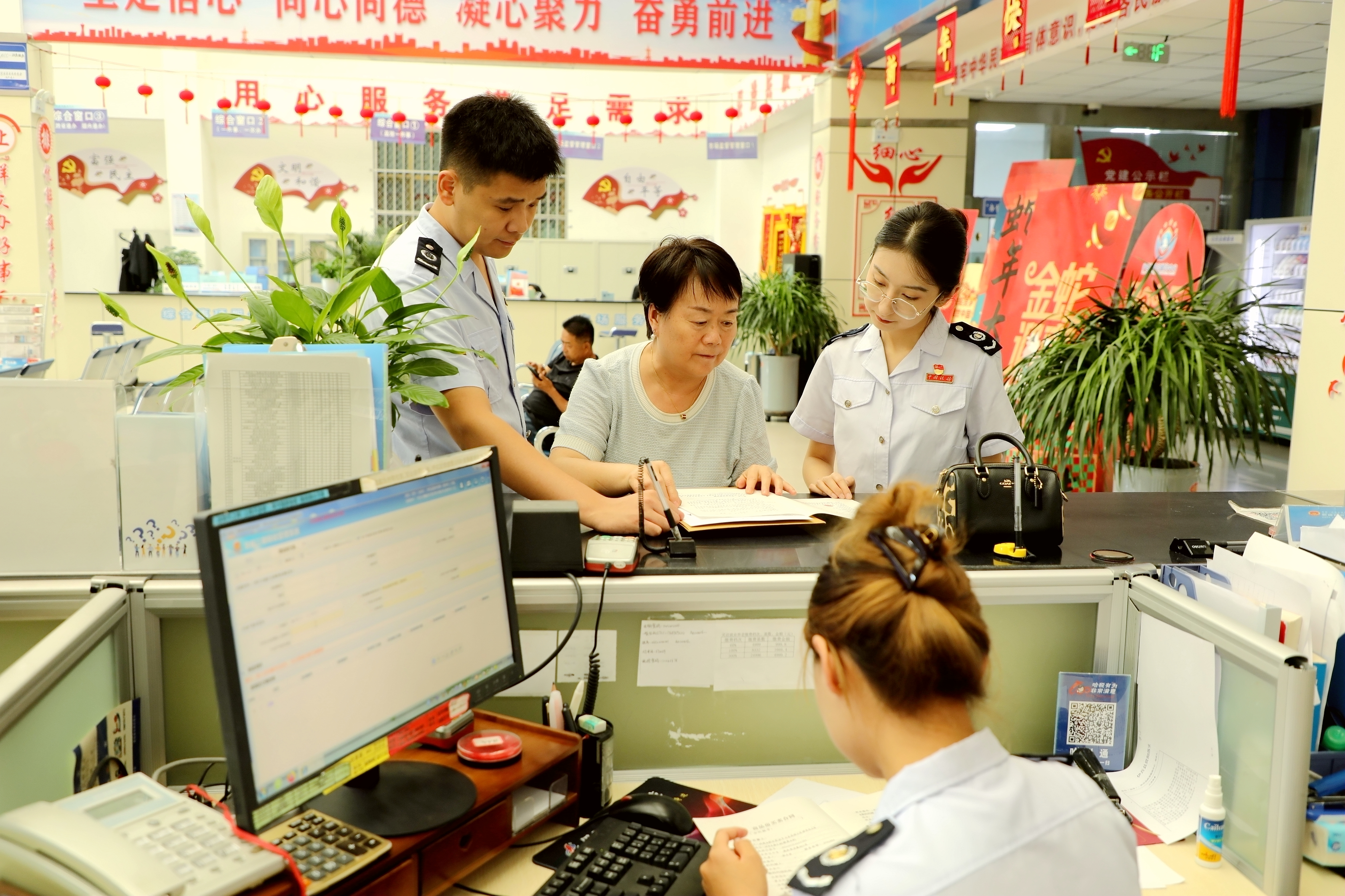 “新办纳税人”专项服务团队在伊吾县政务大厅辅导新办纳税人税务登记流程.JPG