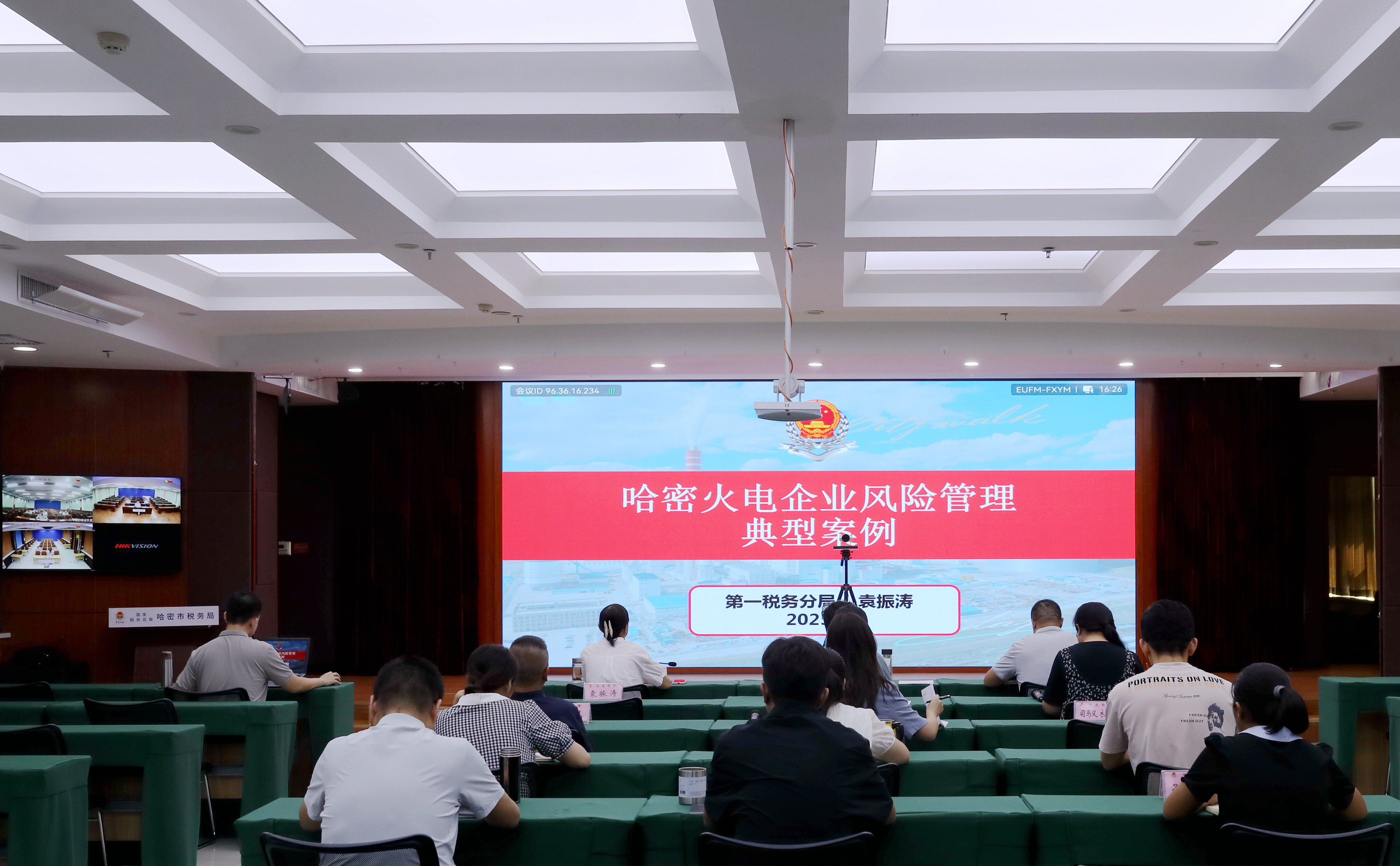 图为 哈密市税务局第一税务分局青年干部选取了火电企业开展案例分析，及时发现火电行业日常税源监管过程中的难点、漏点，为后续全面核查火电企业涉税风险奠定基础。拍摄：常建琴.JPG