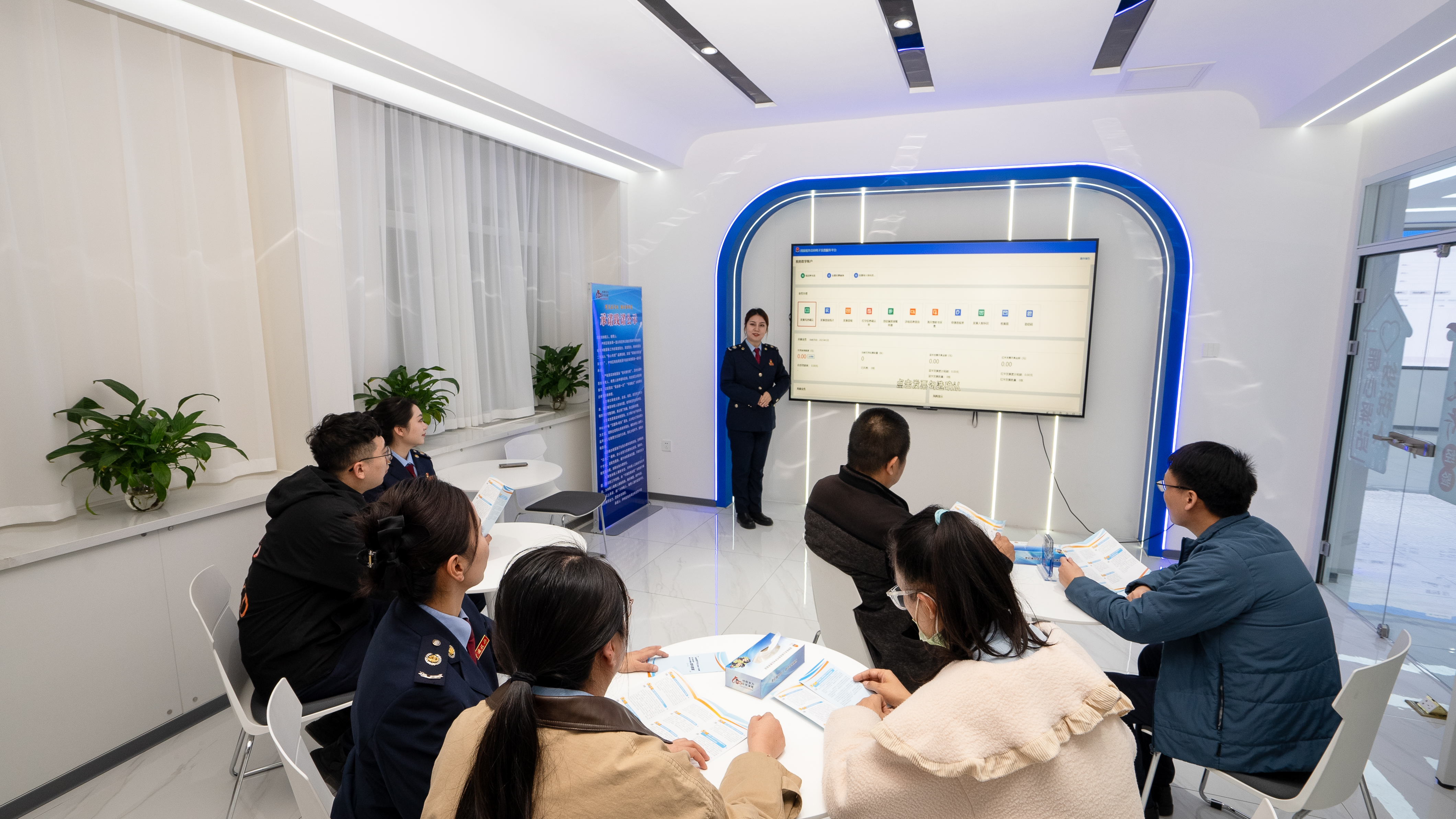 哈密市伊州区税务局干部利用“伊税课程”为纳税人进行业务操作培训，确保纳税人懂流程会操作。拍摄：高雅.jpg