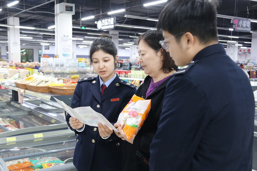 可克达拉税务局开展“爱在冬至 税暖人心”走访问需活动，组织青年干部走进商超了解水饺、馄饨等冬至食品销售情况、现场听取企业税费诉求 何熠摄.jpg