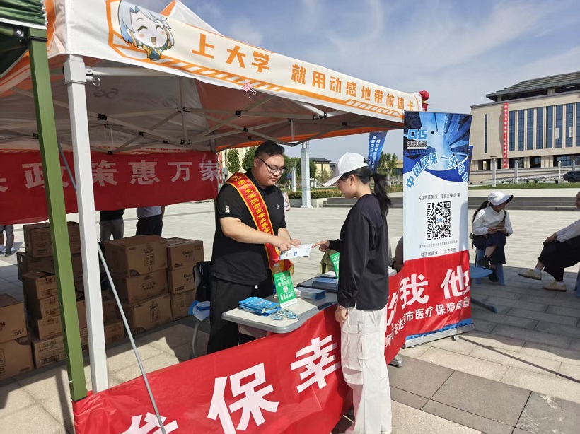 可克达拉税务局干部面对面为新生答疑解惑.jpg
