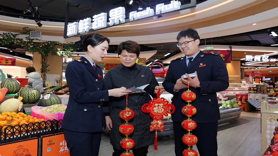 图为 独山子区税务局“税宣小分队”走进大型商超开展税费优惠政策宣传辅导1.jpg