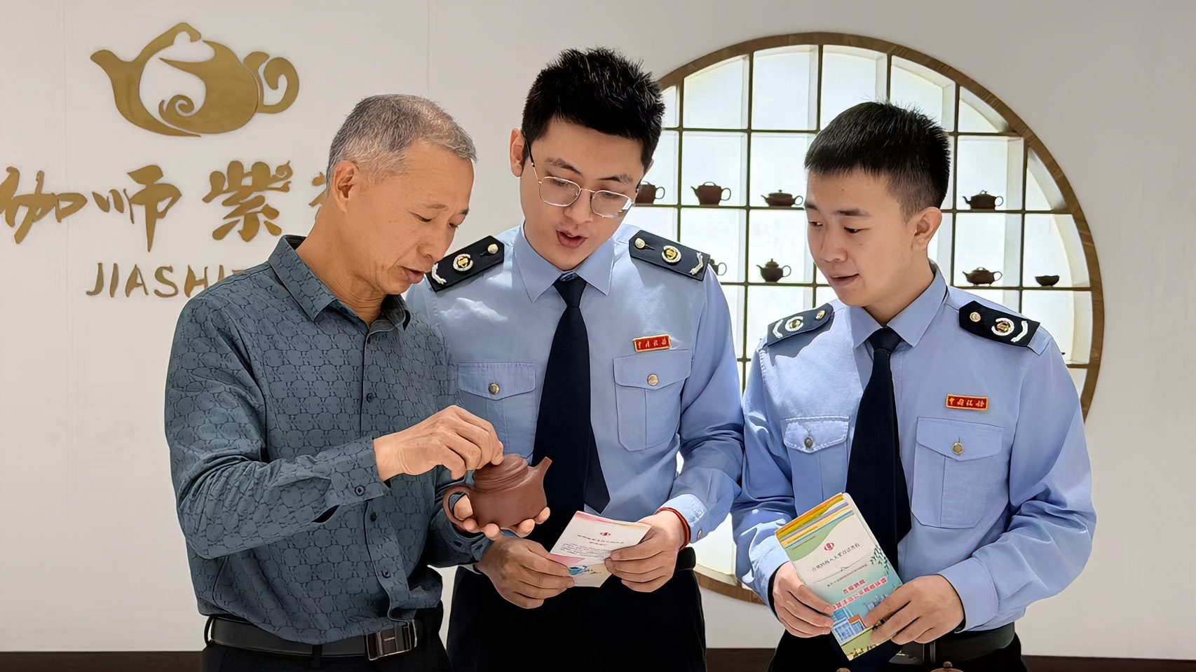 税费服务直达企 匠心紫砂稳发展（横版）.jpg