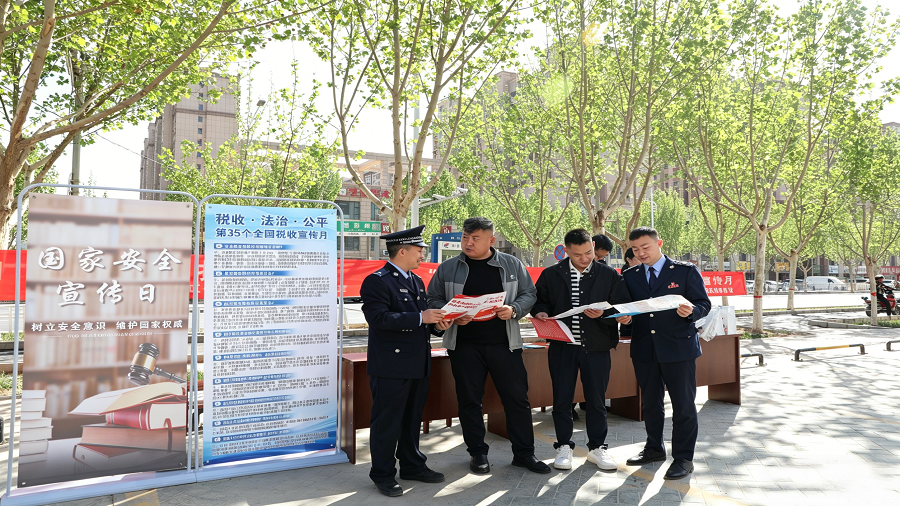 图为：喀什经济开发区税务局与开发区公安分局借税收宣传月与国家安全教育日宣传节点联合开展普法宣传。讲解税法知识，宣传国家安全，增强群众法治观念与安全意识。（牟进明 摄）.JPG