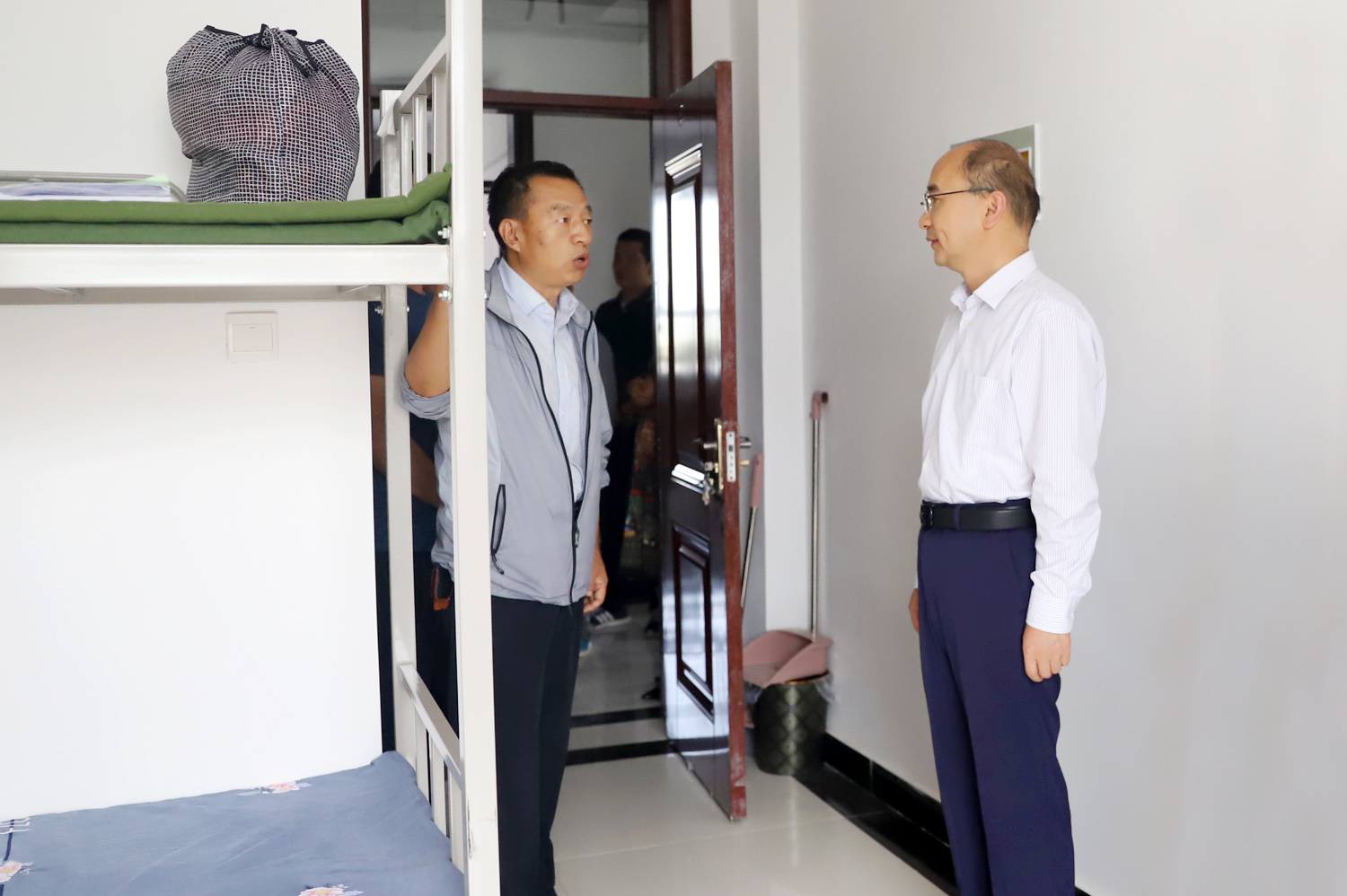 张强副州长看望慰问克州税务局访惠聚工作队