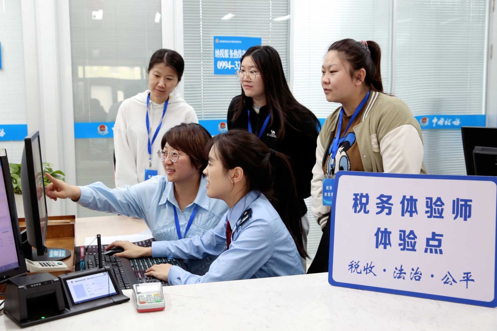 图为：国家税务总局阜康市税务局组织税务体验师在办税服务厅体验自助办税。.jpg