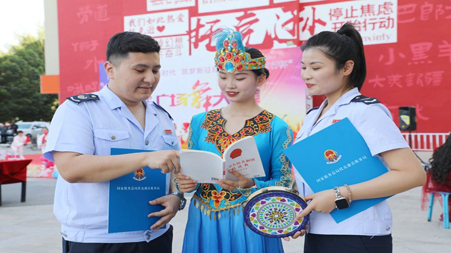 图说：托克逊县税务局干部。.jpg