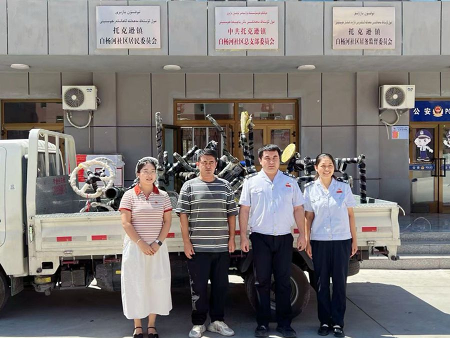 图为 托克逊县税务局赴白杨河社区开展健身器材捐赠活动现场_副本.jpg