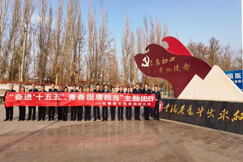 图为 走进吐鲁番市新城西门村进行参观学习（已修）.jpg