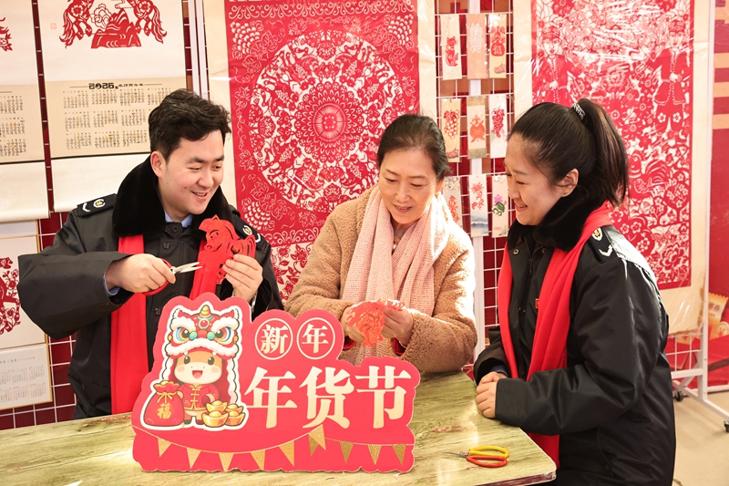 图为 鄯善县税务局携手非遗剪纸传承人共同创作马年新春主题剪纸.jpg