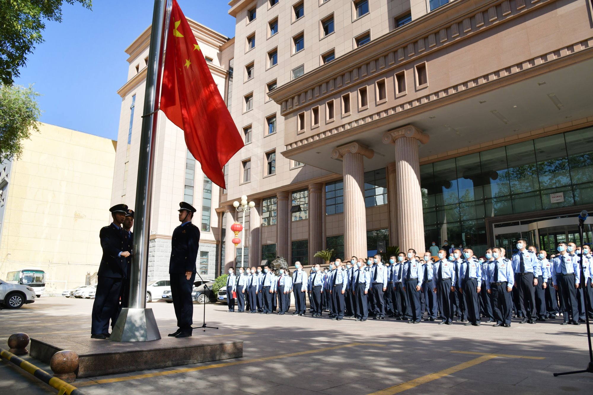 图为 举行升国旗仪式_副本.jpg