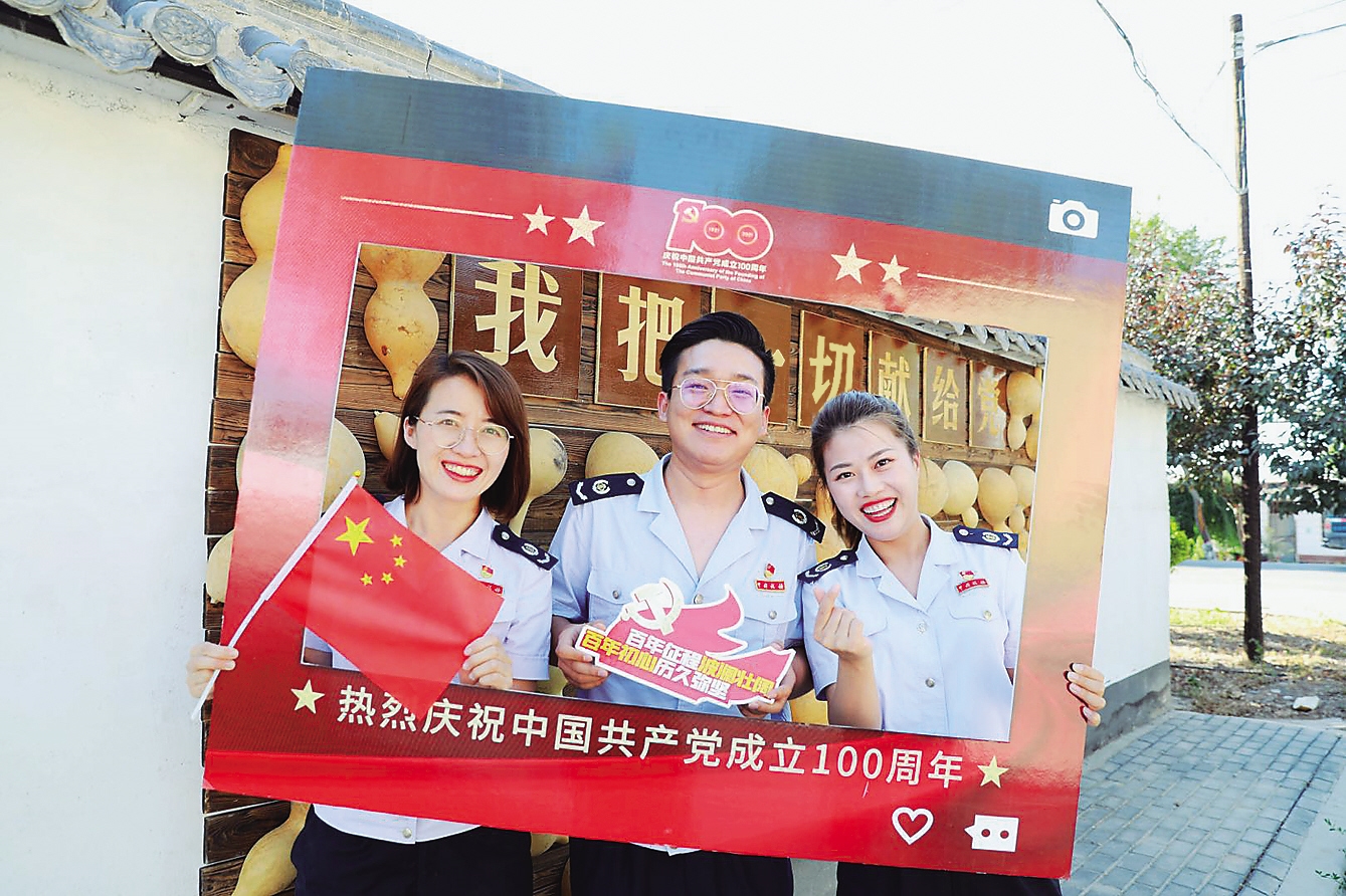 3.国家税务总局昌吉回族自治州税务局青年干部来到呼图壁县幸福村送政策、办实事，以实际行动迎接建党百年。.jpg