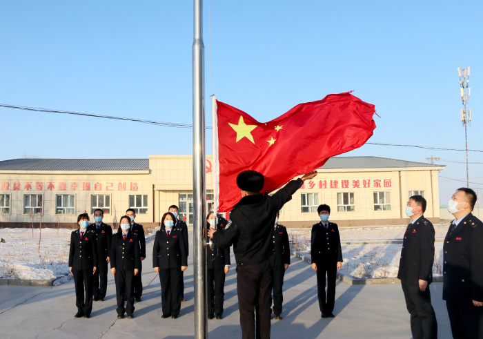克拉玛依市克拉玛依区税务局举行升国旗仪式图为 昌吉州奇台县税务局