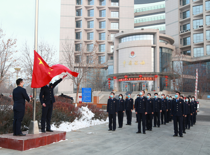 图为 克拉玛依市克拉玛依区税务局举行升国旗仪式图为 昌吉州奇台县