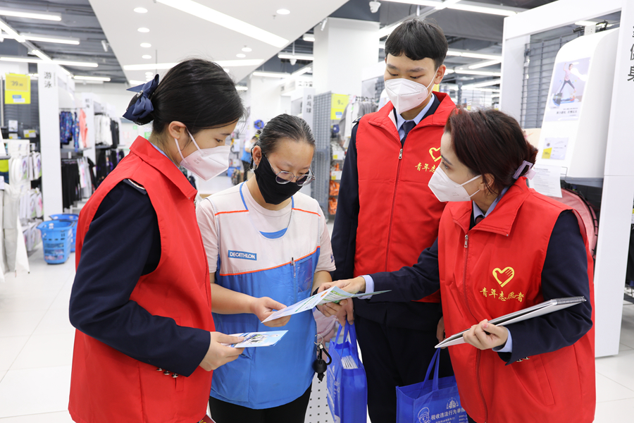21.乌鲁木齐经开区税务局团支部税务志愿服务队走进商圈，面对面宣传、一对一辅导，为纳税人缴费人提供更为细致更有温度的服务_副本.jpg