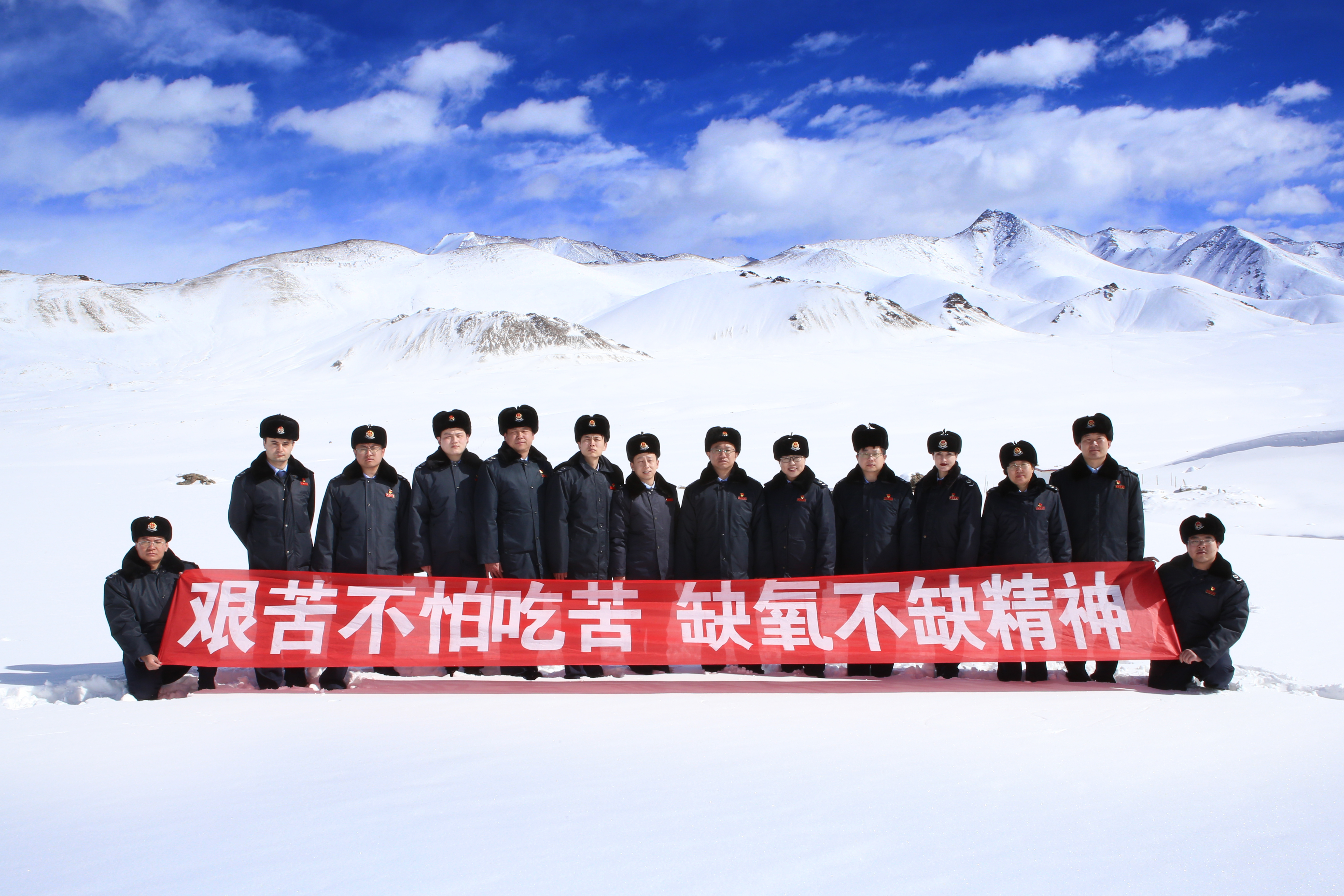图为国家税务总局塔什库尔干塔吉克自治县税务局青年干部雪山前集体照.jpg