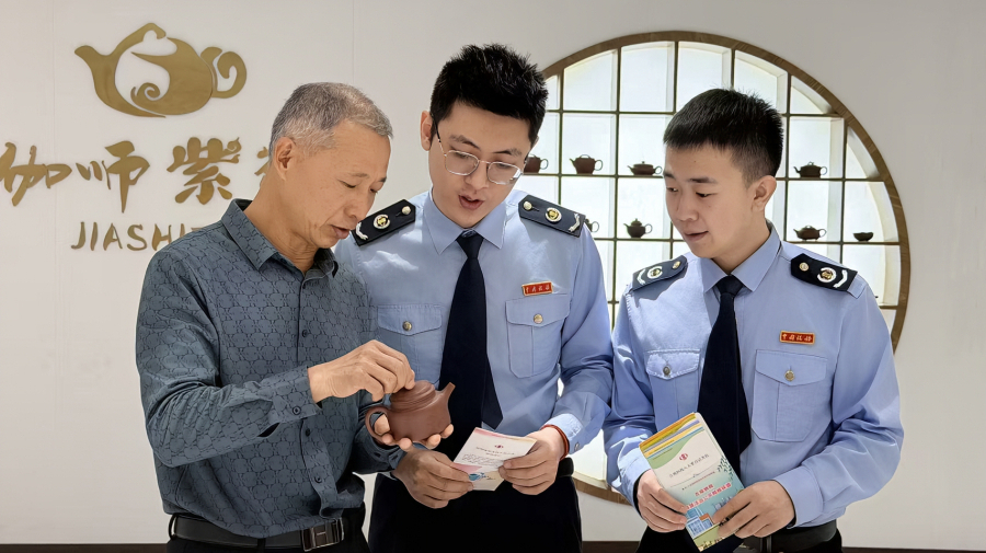 税费服务直达企 匠心紫砂稳发展.jpg