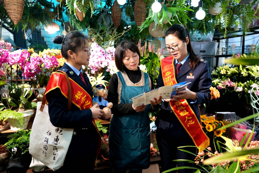 “三八国际妇女节”来临之际，国家税务总局奎屯-独山子经济技术开发区税务局为创业者宣传个人所得税汇算清缴政策。.JPG