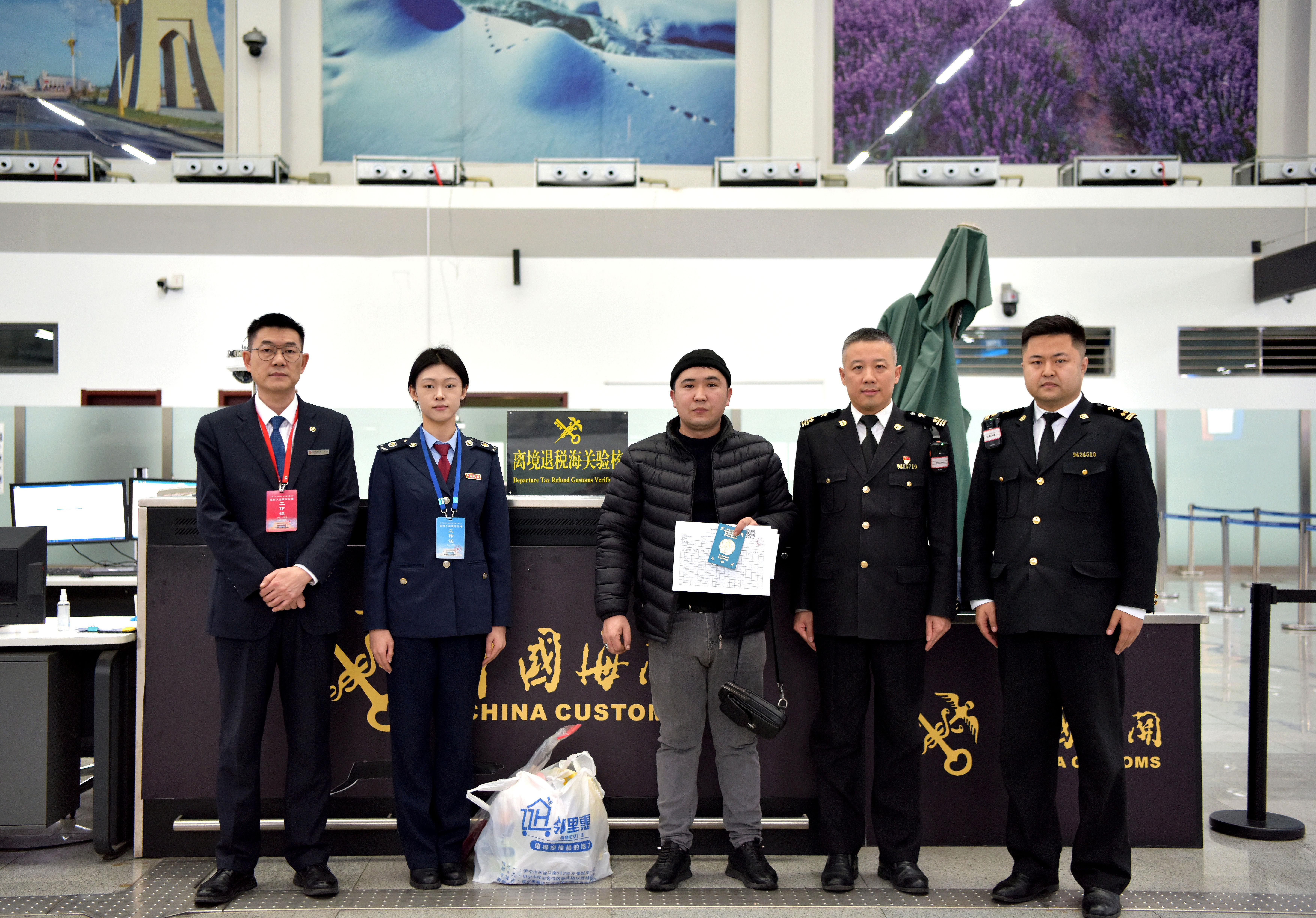2月13日新疆陆路口岸首笔境外旅客离境退税业务落地.JPG